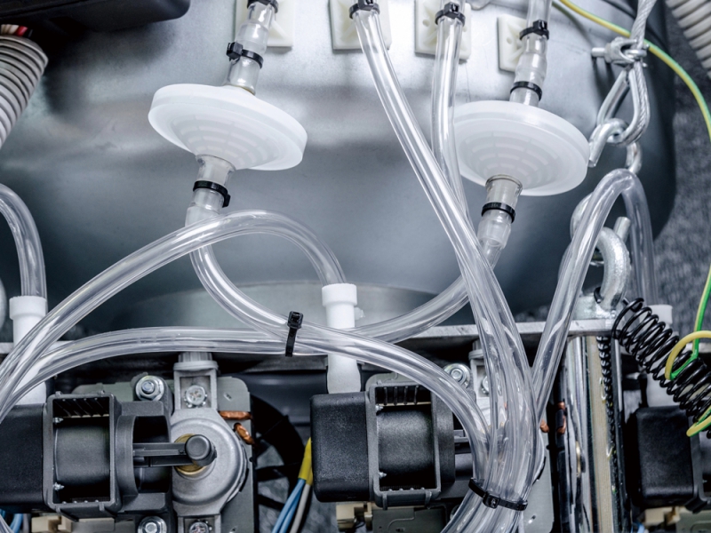 醫療器械設備的內部視圖。空壓機和供氣管。電力電纜-拷貝