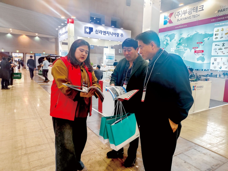 塑膠工業工作人員為現場觀眾介紹國內最新行業資訊-拷貝