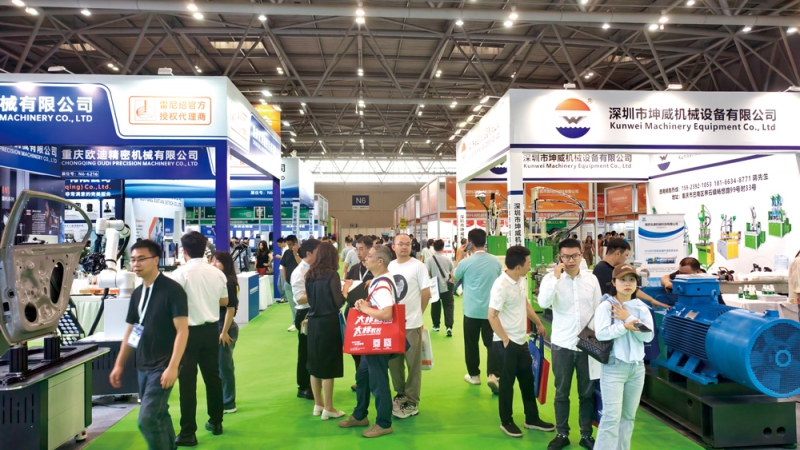 各大展位前人流如織，洽談氛圍濃烈