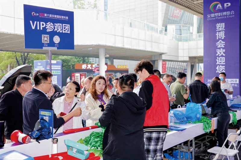 組委會通過客服團隊一對一精準邀約采購商