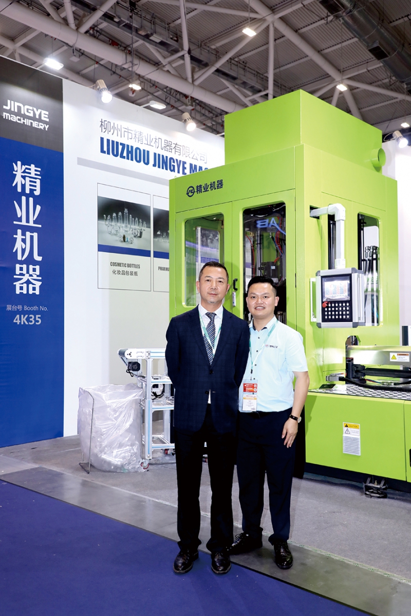 柳州市精業機器有限公司-副總經理李暉（左）與本刊總編徐森合影