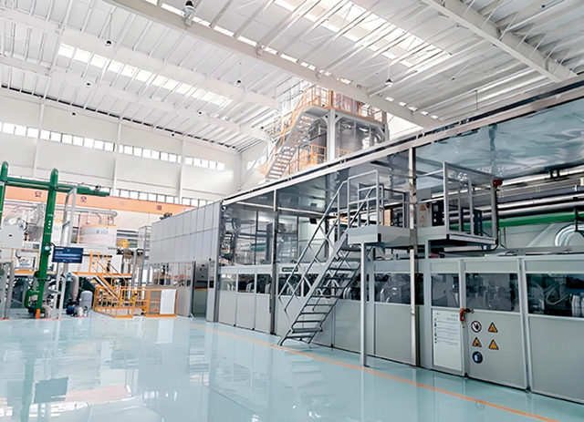 與會領導及嘉賓共同參觀了新投產的智能化生產線車間，