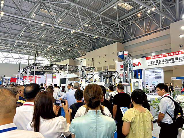 2.重慶展會首日人氣爆棚，現場人頭攢動