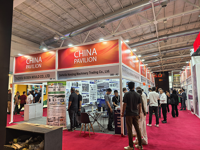 2.中國展團閃耀伊朗塑料展，紅色通道上人流如織